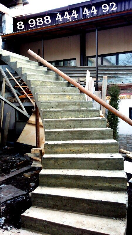 Профессиональная заливка железо-бетонных лестниц. Бетонные работы.